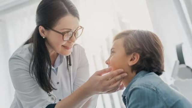 Podwyższony poziom TSH u dziecka – objawy, przyczyny i leczenie