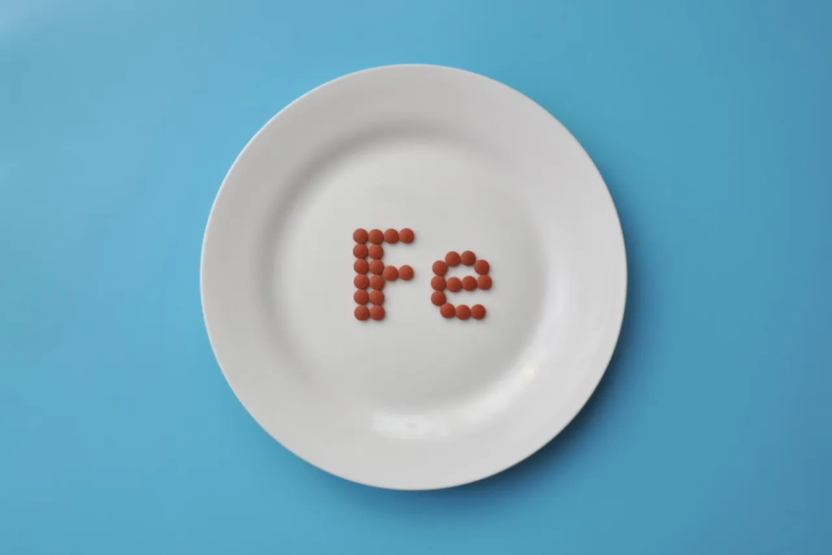 Objawy niedoboru żelaza: Jak je rozpoznać i uniknąć powikłań