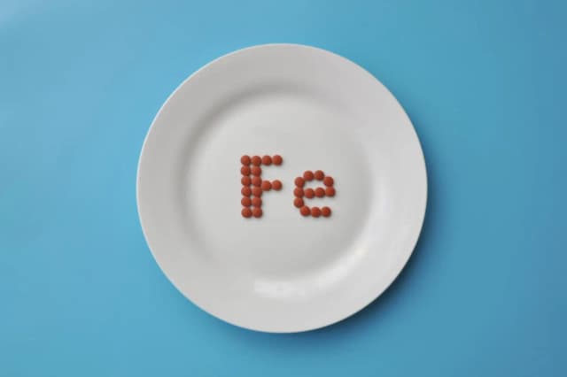 Objawy niedoboru żelaza: Jak je rozpoznać i uniknąć powikłań