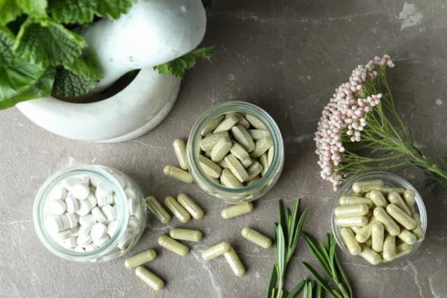 Suplementy co to? Poznaj ich rolę, rodzaje i znaczenie dla zdrowia